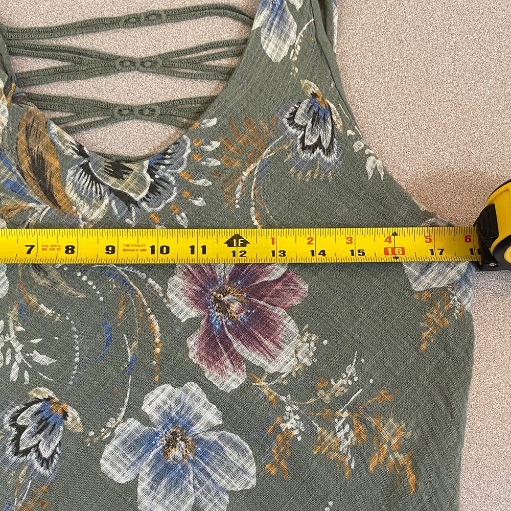 Floral Backless Dress with Criss Cross Crochet - Picture 4 of 7